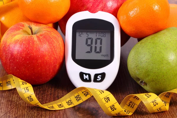 Medidor de glicose com bom resultado de medição nível de açúcar, fita métrica e frutas frescas — Fotografia de Stock