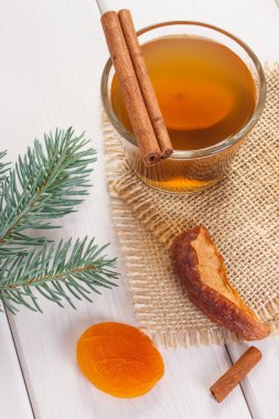 Çam dalları ve Noel için kurutulmuş meyve kompostosu