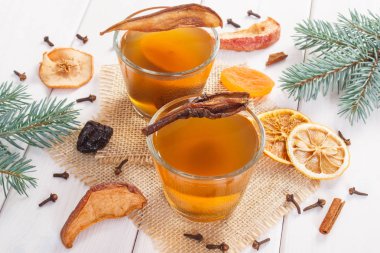 Yeşil çam dalları ve kurutulmuş meyve Noel için geleneksel Komposto