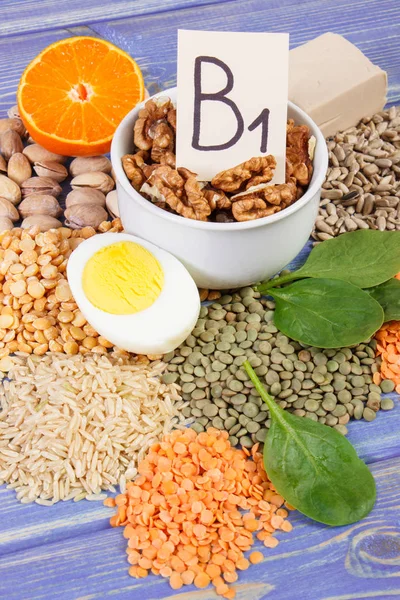 Ingrediënten met voedingsvezels, vitamine B1 en gezonde voeding — Stockfoto