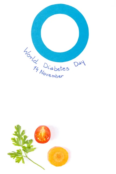 Círculo azul como símbolo do dia mundial de diabetes e verduras frescas, espaço de cópia de texto no branco — Fotografia de Stock