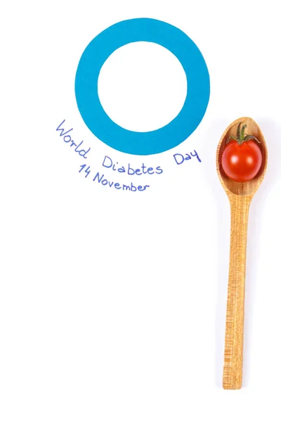 Círculo azul como símbolo de combate à diabetes e tomate na colher, espaço de cópia para texto em branco — Fotografia de Stock