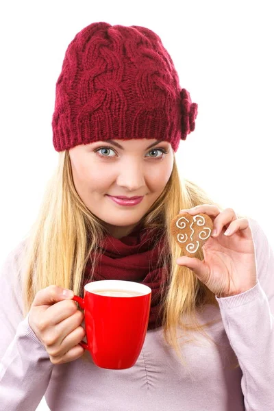 Donna in berretto e scialle in possesso di pan di zenzero e tazza di tè caldo, concetto di tempo di Natale — Foto Stock