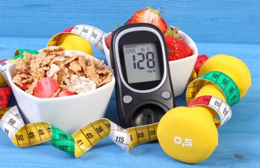 Şeker Ölçüm sonucu şeker seviyesi, sağlıklı yemek, halter ve santimetre, sağlıklı ve sportif yaşam kavramı