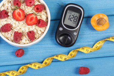 Şekeri ölçüm cihazı, taze yulaf ezmesi meyve ve şerit metre, sırasında diyabet şeker seviyesini kontrol kavramı