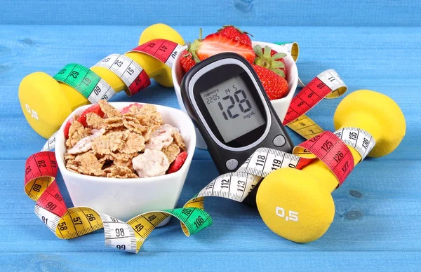 Glucometer con resultado nivel de azúcar, alimentos saludables, pesas y centímetros, diabetes, concepto de estilo de vida saludable y deportivo —  Fotos de Stock