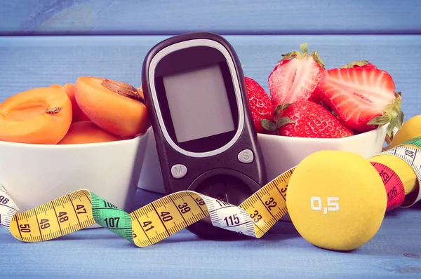 Vintage foto, Glukometer, friska frukter, hantlar och centimeter, diabetes, hälsosamma och sportiga livsstilskoncept — Stockfoto