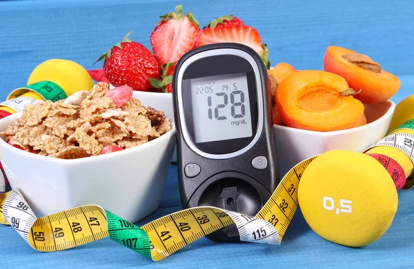 Glucomètre avec résultat niveau de sucre, aliments sains, haltères et centimètre, diabète, mode de vie sain et sportif — Photo