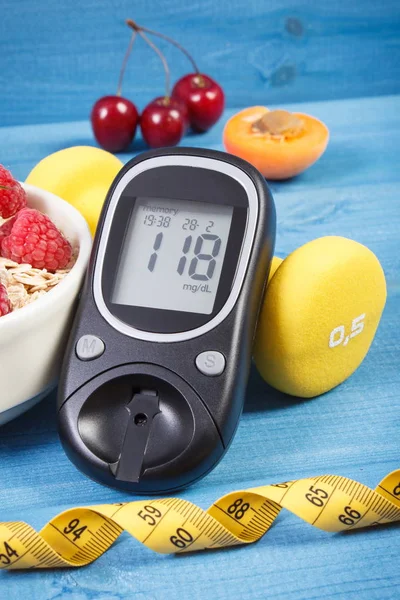 Glucometer, copos de avena con frutas, mancuernas y centímetros, concepto de diabetes, adelgazamiento y estilo de vida saludable — Foto de Stock