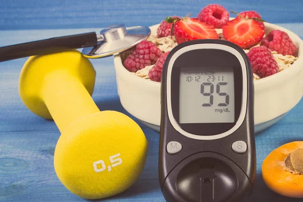 Glucosímetro para controlar el nivel de azúcar, avena con frutas y mancuernas, diabetes y estilo de vida saludable — Foto de Stock