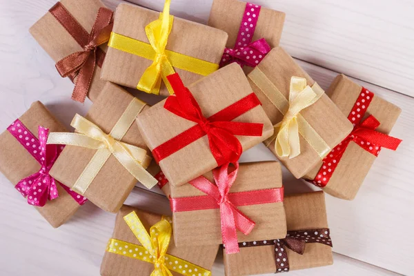 Becsomagolt ajándékok szalagokkal, karácsonyi vagy más — Stock Fotó
