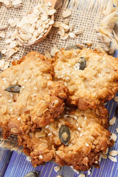 Jüt çuval bezi, sağlıklı tatlı kavramı üzerinde taze huysuz yulaflı kurabiye