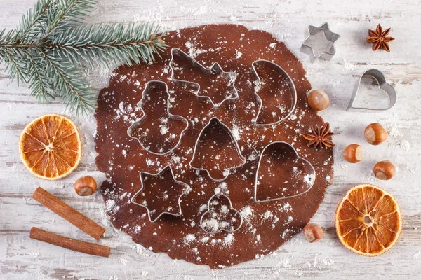 Тесто для рождественского печенья, пряностей и ингредиентов для выпечки пряников на деревенской доске — стоковое фото