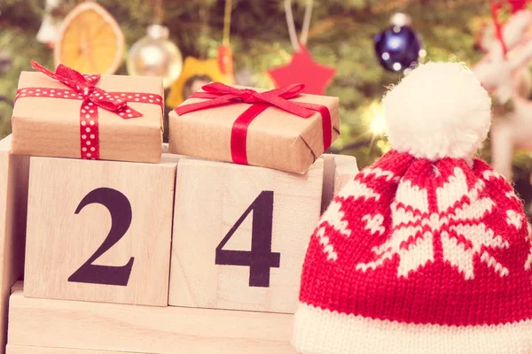 Vintage foto, datum 24 December, gåvor med mössa, julgran med dekoration, festlig tid koncept — Stockfoto
