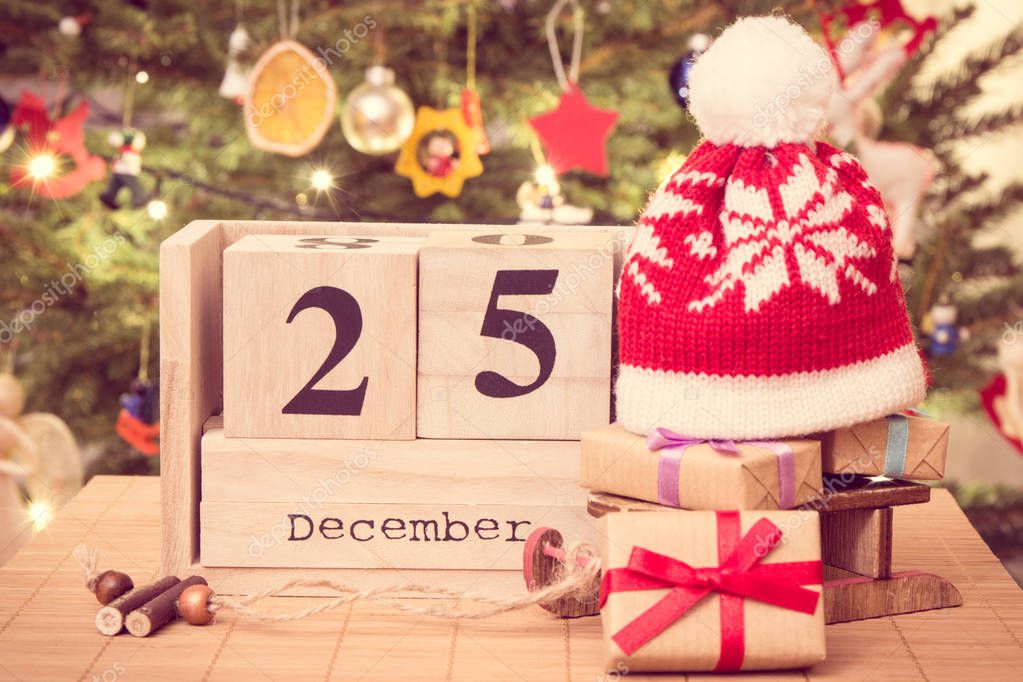 Foto de época, fecha 25 de diciembre, los regalos con trineo y