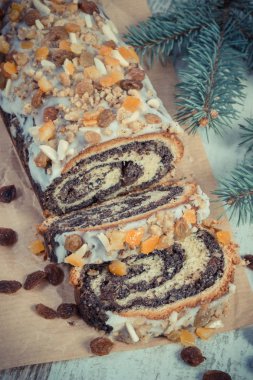 Vintage Fotoğraf, taze ev yapımı haşhaş tohumu pasta ve Ladin dalları, tatlı Noel için