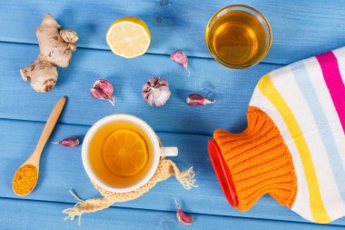 Sıcak su şişesi, çay ve grip ve soğuk için hazırlık ısınma içecek için malzemeler