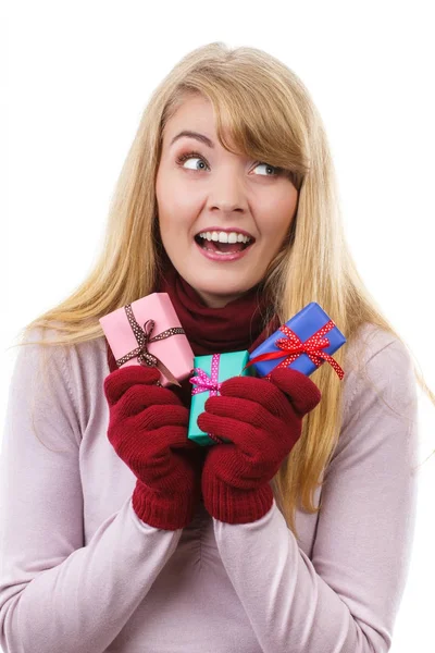 Feliz mujer sonriente sosteniendo regalos envueltos para Navidad u otra celebración — Foto de Stock