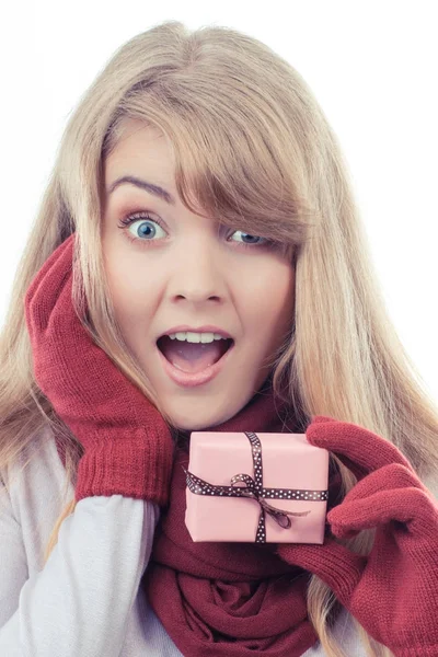 Vintage foto, donna sorridente in possesso di regalo avvolto per Natale o altra celebrazione — Foto Stock