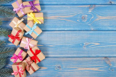 Şeritler hediyeler Noel ve çam dalları, kopya alanı eski mavi tahta üzerinde metin için