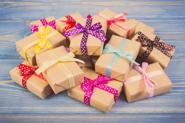 Ročník Foto, Wrapped dárky s pásky k Vánocům či jiné oslavy — Stock fotografie