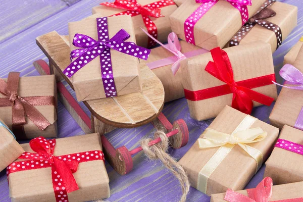 Cadeaux en bois traîneau et enveloppé avec des rubans pour Noël ou autre célébration — Photo