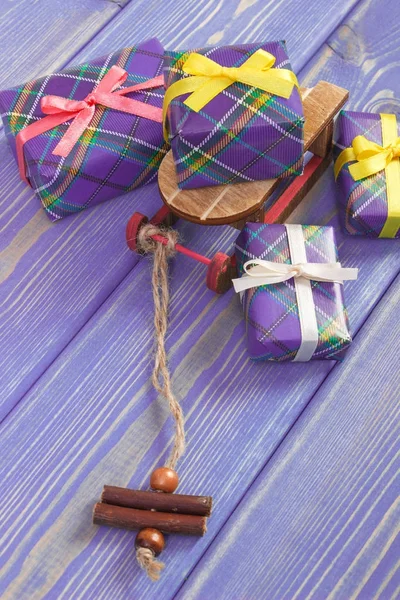 Sled de madeira e presentes embrulhados com fitas para o Natal ou outra celebração — Fotografia de Stock