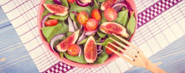 Vintage Fotoğraf, meyve ve sebze salatası ahşap çatal, sağlıklı yaşam ve beslenme kavramı ile