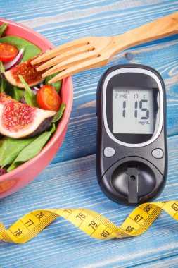 Meyve ve sebze salatası ve glikoz metre şerit metre, diyabet kavramı ile zayıflama ve sağlıklı beslenme
