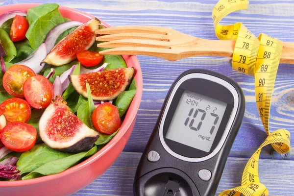 Salade de fruits et légumes et glucomètre avec ruban à mesurer, concept de contrôle du taux de sucre, minceur et saine alimentation — Photo