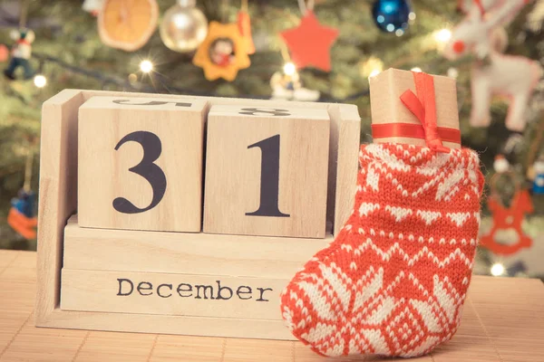 Vintage foto, datumet 31 December på kalender, gåva i strumpa och julgran med dekoration, nyårsafton — Stockfoto