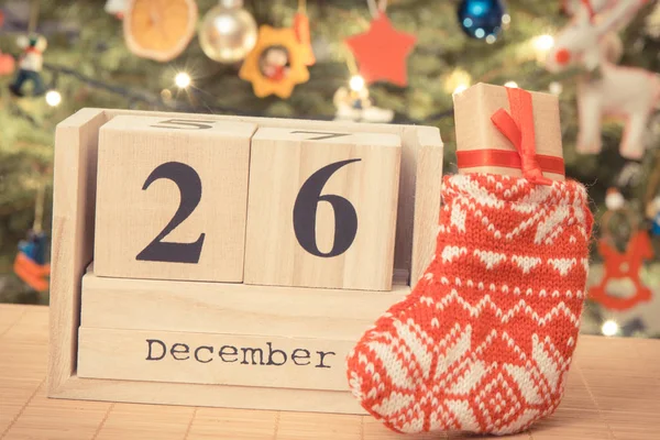 Vintage foto, datum 26 December på kalender, gåva i strumpa och julgran med dekoration, jul — Stockfoto