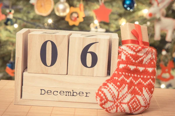 Vintage foto, datum 6 December på kalender, gåva i strumpa och julgran med dekoration, jul — Stockfoto