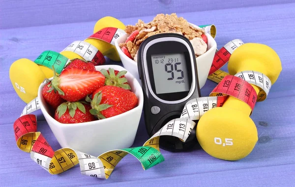 Μετρητής γλυκόζης με αποτέλεσμα επίπεδο σακχάρου, υγιεινή διατροφή, αλτήρες και εκατοστό — Φωτογραφία Αρχείου