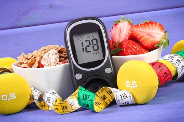 Glucosímetro, alimentos saludables, pesas y centímetros, concepto de control del nivel de azúcar —  Fotos de Stock
