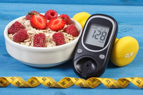 Glucosímetro para controlar el nivel de azúcar, avena con frutas, centímetros y mancuernas, diabetes y estilo de vida saludable — Foto de Stock