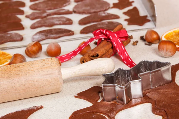 Cortadores de galletas, rodillo y masa para galletas de Navidad o pan de jengibre — Foto de Stock