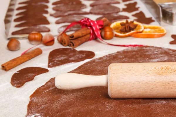 Nudelholz und Zutaten zum Backen von Weihnachtsplätzchen oder Lebkuchen — Stockfoto