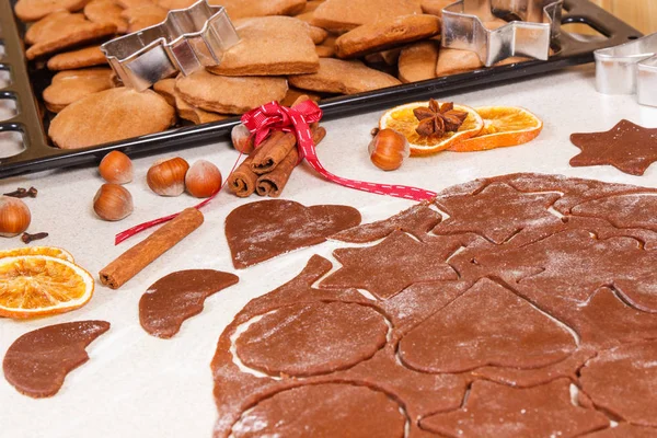 Pasta, ingredienti per la cottura del pan di zenzero e biscotti di Natale appena sfornati — Foto Stock