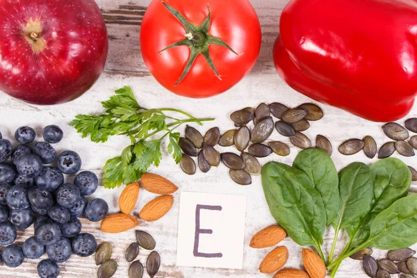 Produkty a přísady obsahující vitamin E a vlákniny, koncept zdravé výživy — Stock fotografie