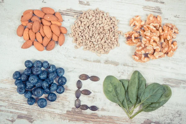 Foto vintage, ingredientes naturais como fonte de vitamina E, minerais e fibra dietética — Fotografia de Stock