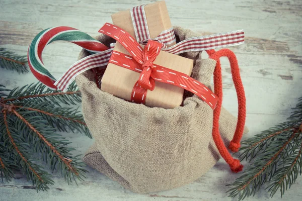 Урожай фото подарунки з стрічками на Різдво чи Валентина джуту сумку і ялини філії — стокове фото