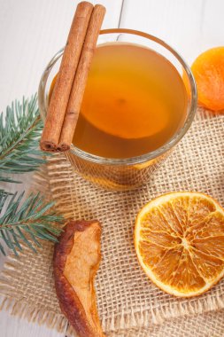 Çam dalları ve kurutulmuş meyve Noel zamanı için geleneksel Komposto