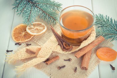 Vintage Fotoğraf, çam dalları ve kurutulmuş meyve şenlikli Noel zamanı için geleneksel Komposto