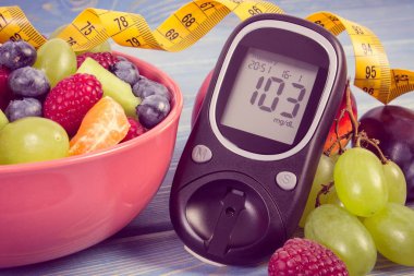 Vintage Fotoğraf, taze meyve salatası, glikoz metre ve santimetre, diyabet, sağlıklı yaşam ve beslenme kavramı