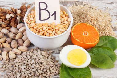 Ürün ve malzemeler içeren B1 vitamini, doğal mineral ve lif, sağlıklı beslenme