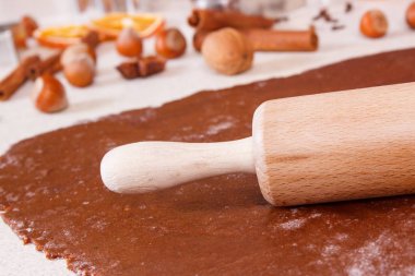 Pişirme şenlikli çerezleri veya gingerbread, Noel zaman kavramı için hamur