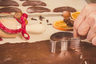 Vintage Fotoğraf, kullanma çerez kesici ve pişirme şenlikli çerezleri veya gingerbread, Noel zaman kavramı için hamur
