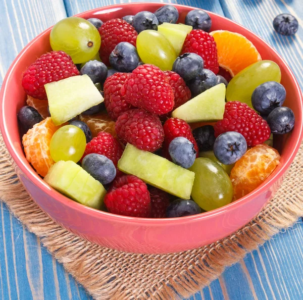Insalata di frutta fresca preparata in una ciotola di vetro, concetto di alimentazione sana — Foto Stock