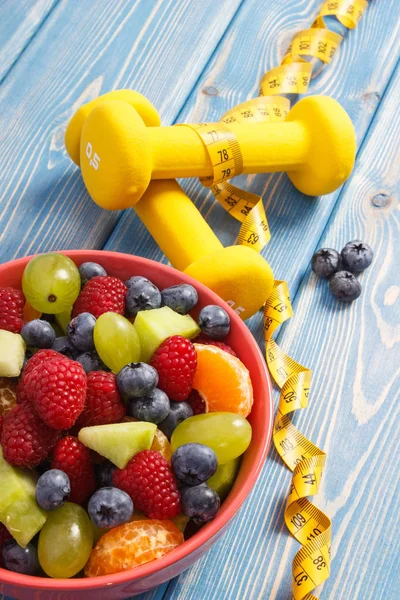 水果沙拉和厘米配哑铃, 健康的生活方式和营养概念 — 图库照片